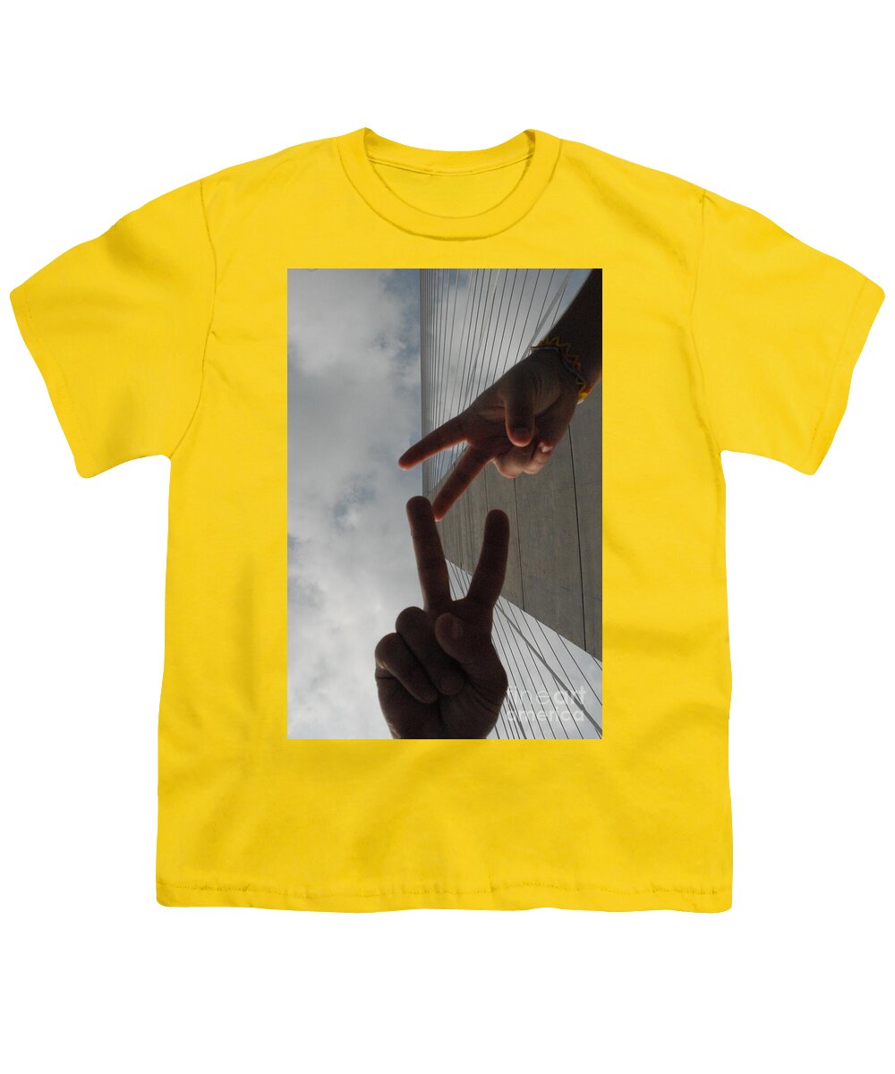 Peace Gesture Against Skyscraper - Youth T-Shirt