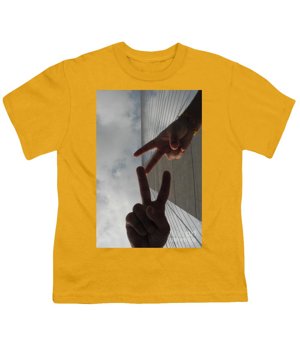 Peace Gesture Against Skyscraper - Youth T-Shirt