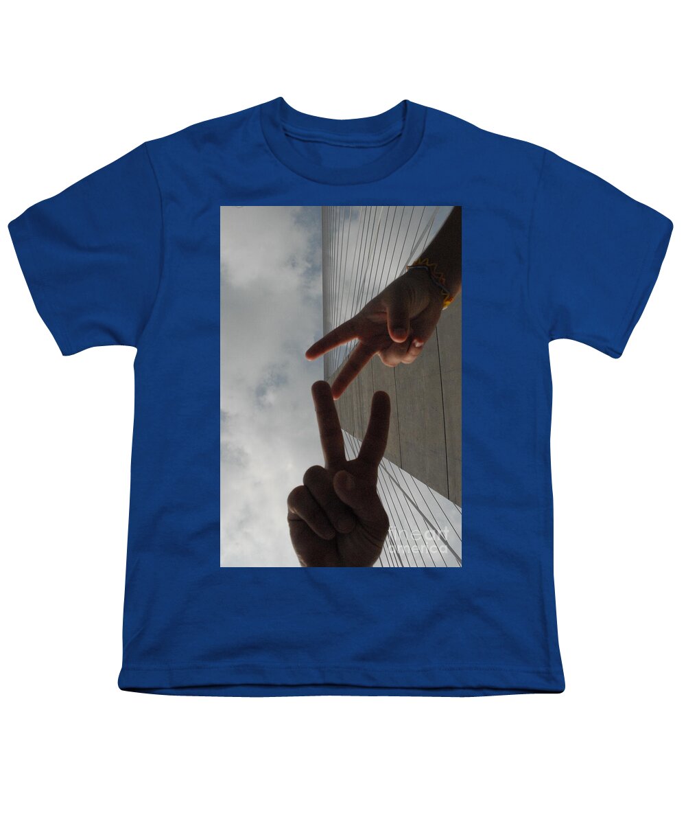 Peace Gesture Against Skyscraper - Youth T-Shirt