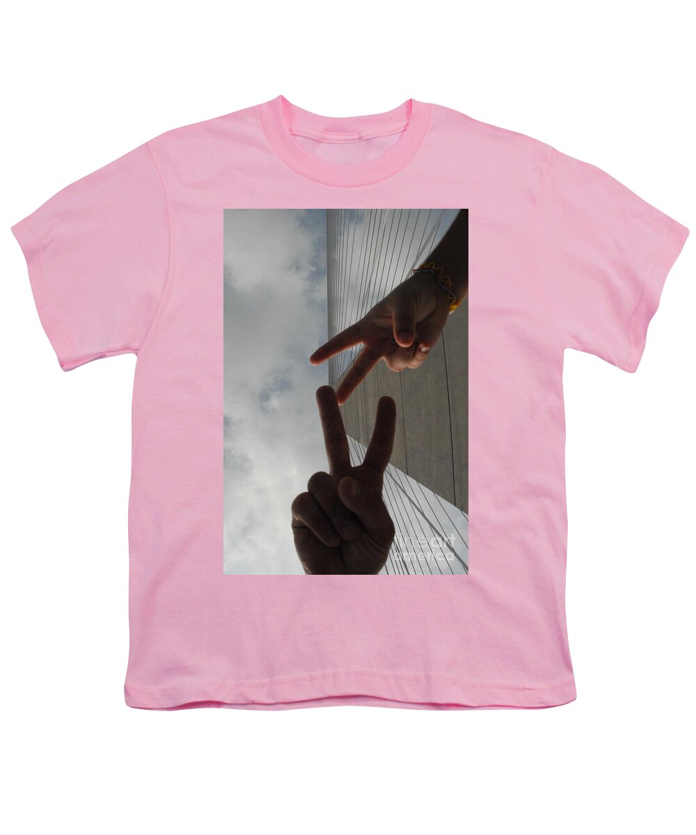 Peace Gesture Against Skyscraper - Youth T-Shirt
